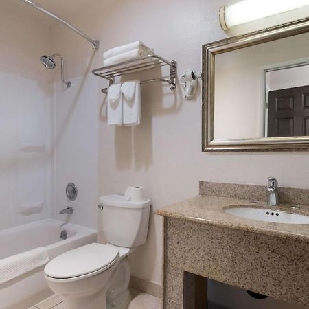 Rodeway Inn & Suites Hwy 217 & 26 W Portland Bagian luar foto