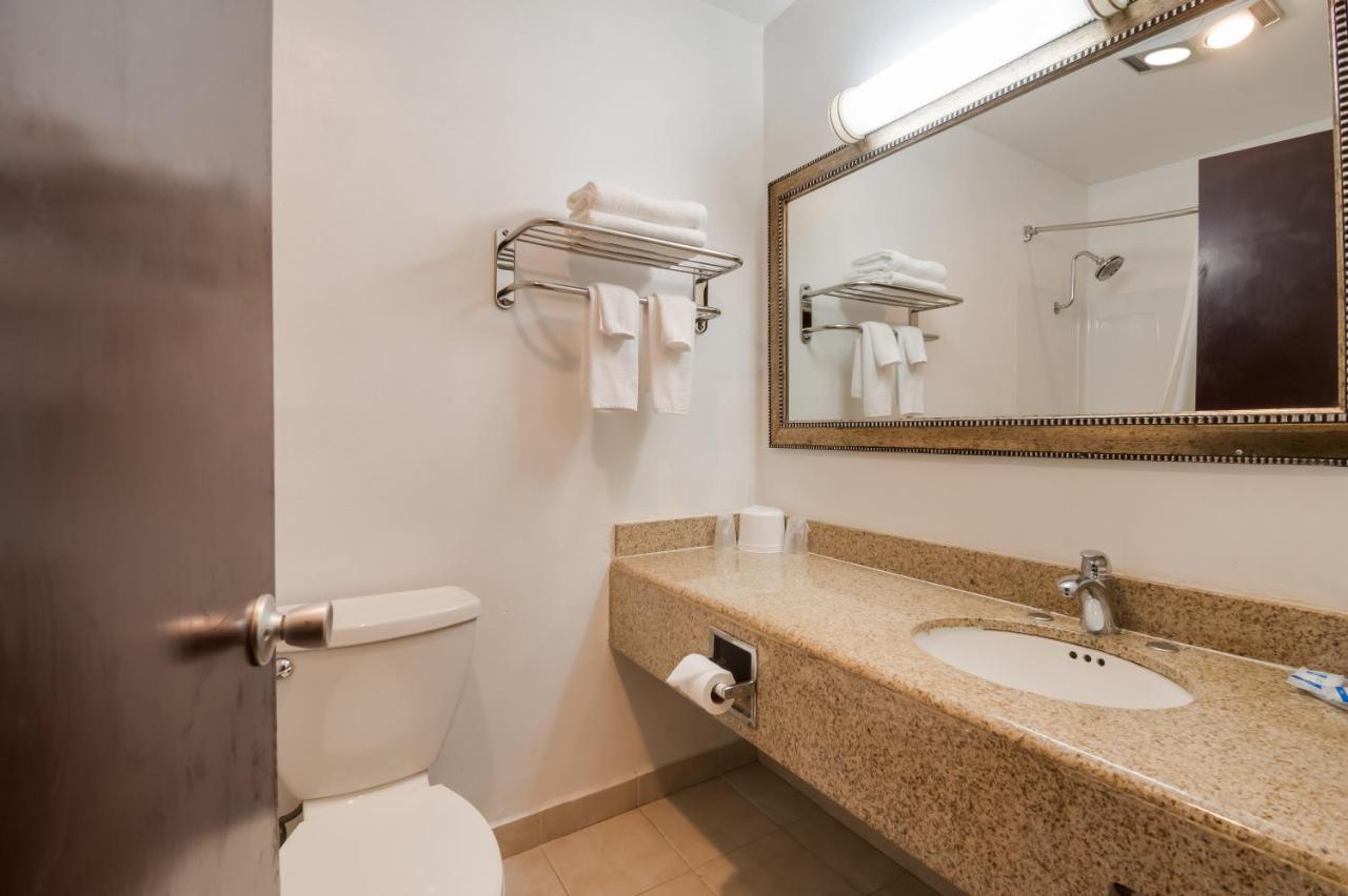 Rodeway Inn & Suites Hwy 217 & 26 W Portland Bagian luar foto